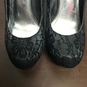 💕👠BAMBOO BLACK LACE HEELS.. SIZE 7..